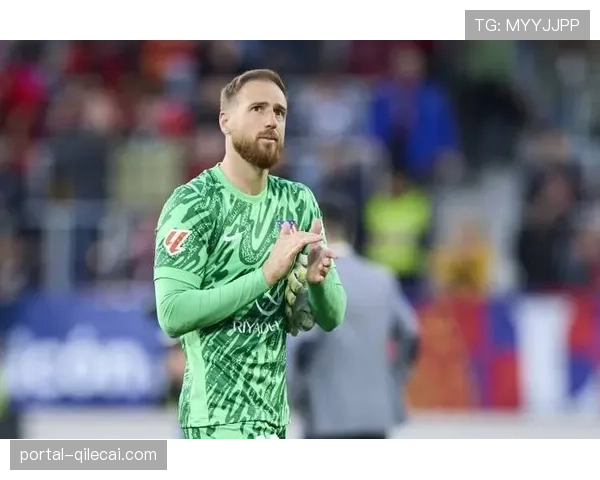 特写镜头:奥布拉克快速手抛球发动进攻,马竞3秒内将球发展至对方禁区 特写镜头:奥布拉克快速手抛球发动进攻,马竞3秒内将球发展至对方禁区